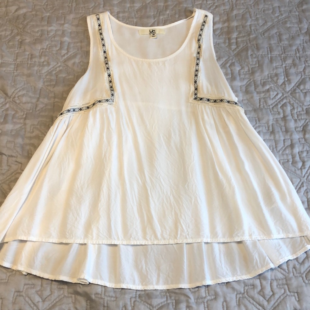 Lace-trimmed scoop neck tank